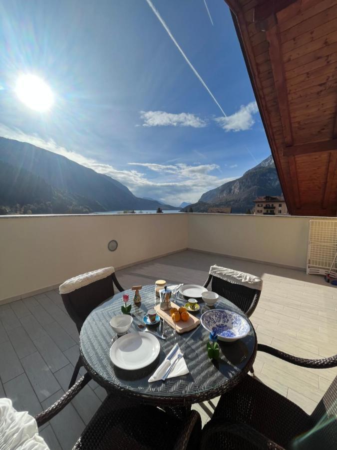 Attico Con Vista Sul Lago E Montagne A Molveno Buitenkant foto