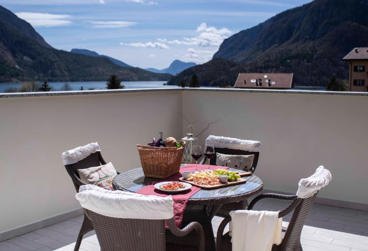 Attico Con Vista Sul Lago E Montagne A Molveno Buitenkant foto