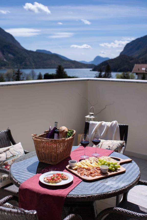 Attico Con Vista Sul Lago E Montagne A Molveno Buitenkant foto